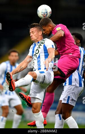 Jonathan Hogg und Rekeil Pyke von Rochdale AFC von Huddersfield Town kämpfen um einen Kopfball Stockfoto