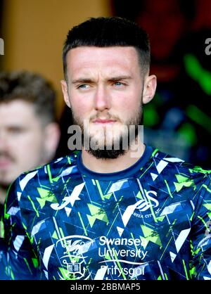 Matt Grimes von Swansea City kommt vor Spielbeginn im Huish Park an Stockfoto