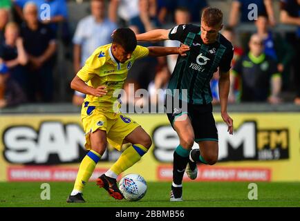 Jay Fulton von Swansea City und Bristol Rovers Lucas Tomlinson (links) Stockfoto