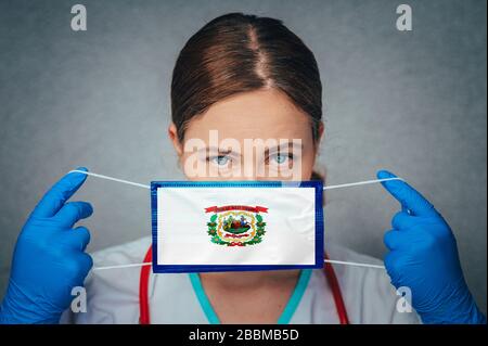 Coronavirus in US-Bundesstaat West Virginia, weibliches Arztporträt, schützen Sie die chirurgische Gesichtsmaske mit der Flagge von West Virginia. Krankheit, Virus Covid-19 i. Stockfoto