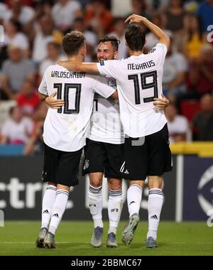 Der U21-Trainer Luca Waldschmidt (links) feiert mit den Teamkollegen Marco Richter (Mitte) und Florian Neuhaus das zweite Tor seiner Mannschaft Stockfoto