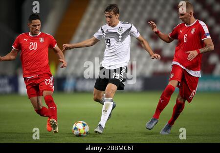 Deutschland Florian Neuhaus (Mitte) von U21 in Aktion mit den Serbiens Sasa Lukic (links) und Uros Racic Stockfoto