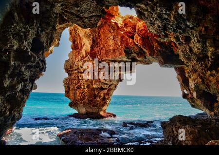 Die schönen Naturbögen im Meer, in Cala Moraig an der Costa Blanca in Spanien. Stockfoto