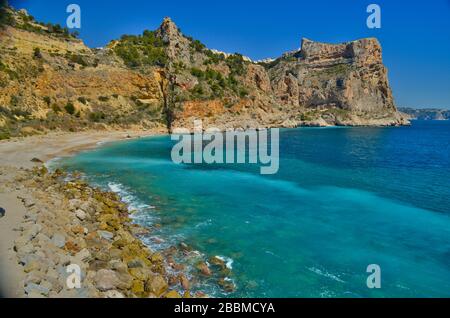 Die Bucht von Cala Moraig, ein Strand in der Nähe des Ferienortes Moraira an der Costa Blanca in Spanien Stockfoto