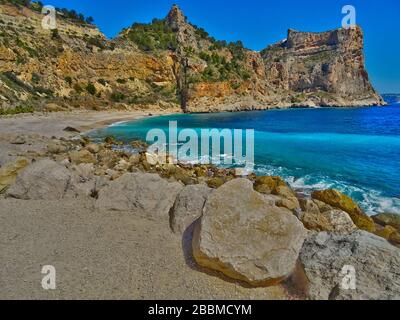 Die Bucht von Cala Moraig, ein Strand in der Nähe des Ferienortes Moraira an der Costa Blanca in Spanien Stockfoto