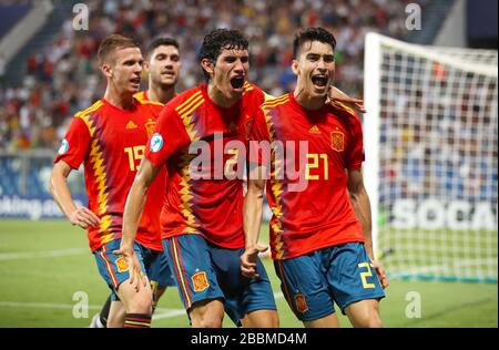 Der spanische U21er Marc Roca (rechts) feiert mit den Mannschaftskameraden Spanien U21s Jesus Vallejo und Dani Olmo sein erstes Tor der Partie Stockfoto