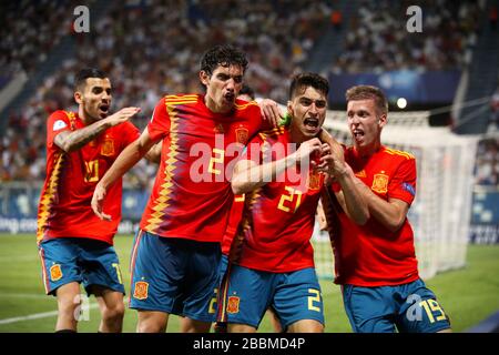 Der spanische U21er Marc Roca (zweite rechte Ecke) feiert sein erstes Tor der Partie mit den Mannschaftskameraden Spanien U21s Dani Olmo (rechte Seite) Jesus Vallejo (zweite linke Seite) und Spanien U21s Dani Ceballos (linke Seite) Stockfoto