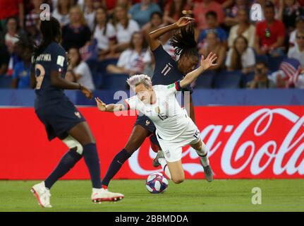 Frankreichs Kadididiatou Diani (11.) und die USA Megan Rapinoe kämpfen um den Ball Stockfoto