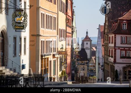 Rothenburg Ob Der Tauber, Deutschland. März 2020. Blick in die obere Schmiedgasse zum Plönlein (M) in der Altstadt. Credit: Daniel Karmann / dpa / Alamy Live News Stockfoto