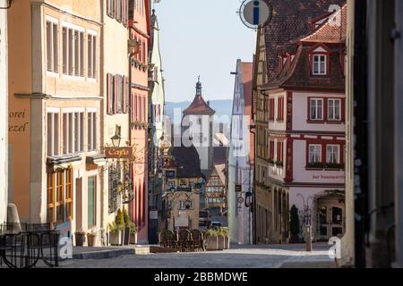 Rothenburg Ob Der Tauber, Deutschland. März 2020. Blick in die obere Schmiedgasse zum Plönlein (M) in der Altstadt. Credit: Daniel Karmann / dpa / Alamy Live News Stockfoto