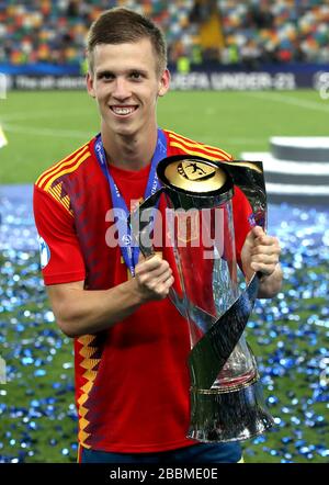 Der Spanier Dani Olmo feiert mit dem Pokal, nachdem er das Finale der U-21-EM der UEFA gewonnen hat Stockfoto