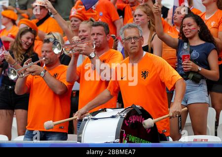 Niederländische Fans in den Tribünen vor dem Spiel Stockfoto