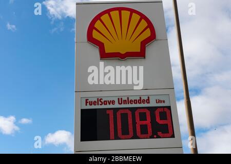 Hamilton, Schottland, Großbritannien. April 2020. Tankstellen stehen vor der Schließung, da der Preis für Treibstoff sinkt. Die Petrol Retailers Association (PRA) sagte, dass Standorte in ländlichen Gebieten, in denen die Treibstoffnutzung am stärksten eingestürzt war, besonders anfällig waren.die Warnung kommt, da die Kraftstoffpreise ihren größten wöchentlichen Rückgang seit Beginn der Währungsaufzeichnungen hatten. Iain Masterton/Alamy Live News Stockfoto