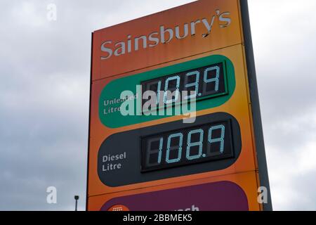 Hamilton, Schottland, Großbritannien. April 2020. Tankstellen stehen vor der Schließung, da der Preis für Treibstoff sinkt. Die Petrol Retailers Association (PRA) sagte, dass Standorte in ländlichen Gebieten, in denen die Treibstoffnutzung am stärksten eingestürzt war, besonders anfällig waren.die Warnung kommt, da die Kraftstoffpreise ihren größten wöchentlichen Rückgang seit Beginn der Währungsaufzeichnungen hatten. Iain Masterton/Alamy Live News Stockfoto