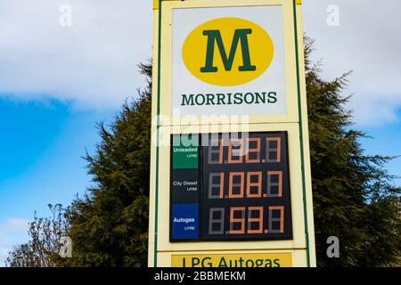 Hamilton, Schottland, Großbritannien. April 2020. Tankstellen stehen vor der Schließung, da der Preis für Treibstoff sinkt. Die Petrol Retailers Association (PRA) sagte, dass Standorte in ländlichen Gebieten, in denen die Treibstoffnutzung am stärksten eingestürzt war, besonders anfällig waren.die Warnung kommt, da die Kraftstoffpreise ihren größten wöchentlichen Rückgang seit Beginn der Währungsaufzeichnungen hatten. Iain Masterton/Alamy Live News Stockfoto