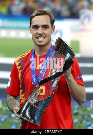 Pol Lirola aus Spanien feiert mit der Trophäe, nachdem er die UEFA-EM-Endrunde im Rahmen der U-21-EM gewonnen hat Stockfoto