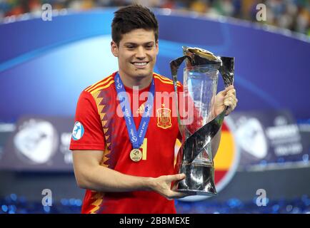 Der spanische U21er Jorge Mere feiert mit der Trophäe, nachdem er die UEFA-EM-Endrunde unter 21 Jahren gewonnen hat Stockfoto