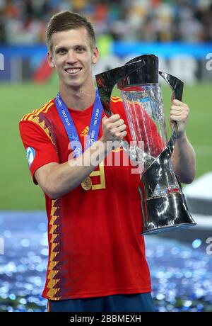 Der Spanier Dani Olmo feiert mit dem Pokal, nachdem er das Finale der U-21-EM der UEFA gewonnen hat Stockfoto