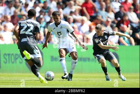 Swansea City's Kyle Naughton (Center) kämpft um den Ball gegen die Birmingham City Jude Bellingham (links) und Dan Crowley (rechts) Stockfoto