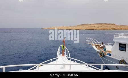 Ägypten, Sharm El Sheikh - 20. September 2019: Ein schöner Blick vom Deck eines Kreuzfahrtschiffes im Roten Meer in Ägypten. Landschaft des ägyptischen Felsens Stockfoto