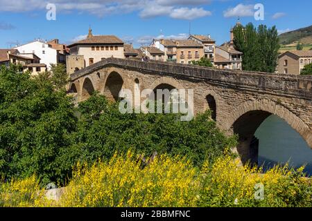 Puente de la Reina, Navarra, Spanien. Die Brücke der Romanik, nach der die Stadt benannt ist - Bridge of the Queen oder Queensbridge. Der Monarch ist verantwortlich Stockfoto