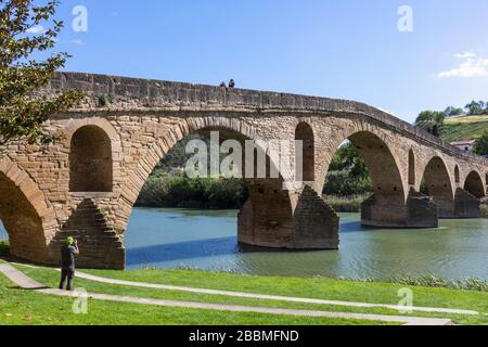 Puente de la Reina, Navarra, Spanien. Die Brücke der Romanik, nach der die Stadt benannt ist - Bridge of the Queen oder Queensbridge. Der Monarch ist verantwortlich Stockfoto