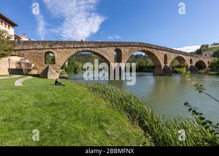 Puente de la Reina, Navarra, Spanien. Die Brücke der Romanik, nach der die Stadt benannt ist - Bridge of the Queen oder Queensbridge. Der Monarch ist verantwortlich Stockfoto