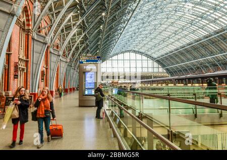 Innenstation des internationalen Bahnhofs St Pancras - London UK Stockfoto