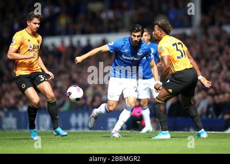 Evertons Andre Gomes (Center) kämpft um den Ball mit den Leander Dendoncker (links) und Adama Traore von Wolverhampton Wanderers Stockfoto