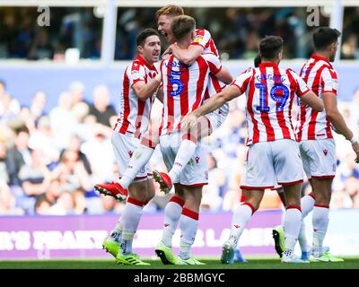 Stoke City's Sam Clucas feiert das Ziel von Liam Lindsay von Stoke City während der Sky Bet Championship im St Andrew's Billion Trophy-Stadion Stockfoto