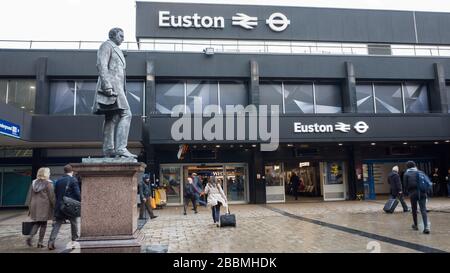 Euston Station. Großer Bahnterminus, der an das National Rail Network und die London Underground angeschlossen ist. Stockfoto