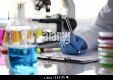 Assistent arbeitet im Labor Stockfoto