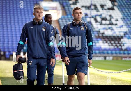 Für das Spiel kommen Josh Eccles (links) und Jordan Shipley (rechts) von Coventry City an Stockfoto