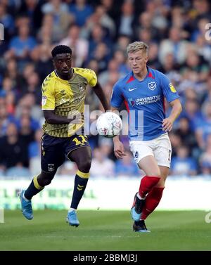 Der von Coventry City gespielte Jordy Hiwula (links) und der von Portsmouth gespielte Ross McCrorie kämpfen um den Ball Stockfoto