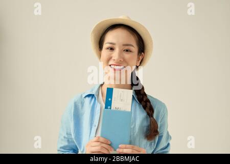 Geschäftsfrau, die mit Pass, Ticket und Tasche unterwegs ist - isoliert Stockfoto
