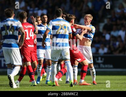 Matt Smith (rechts) von Queens Park Rangers konfrontiert während des Spiels den Callum lang von Wigan Athletic Stockfoto