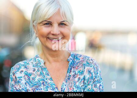 Ältere Frau, die im freien Stockfoto