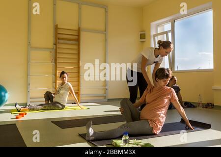 Pränatale Yoga-Praxis-Sitzung wird durchgeführt Stockfoto