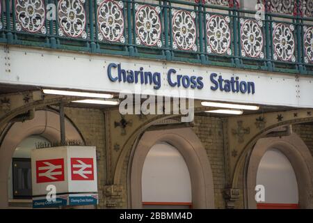 Außenbeschilderung zum Bahnhof Charing Cross und Hinweisschild zum Bahnhof National. Ein wichtiger Eisenbahnterminus in London Stockfoto