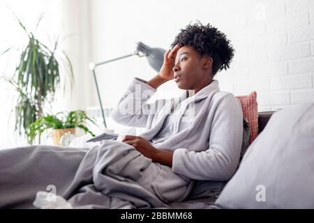 Krankes junges Mädchen im Schlafzimmer mit Grippe Stockfoto