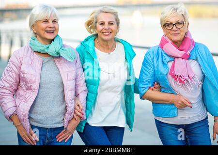 Gruppe lächelnder Frauen, die draußen stehen Stockfoto
