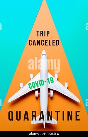 Nicht reisen, stoppen Coronavirus. Stornierte Flüge auf dem Flughafen. Ausbruch kovide 19-Virus-Pandemie, betrifft den Lufttransport. Europa ist unter Quarantäne gestellt, Abfahrtsverbot. Stockfoto
