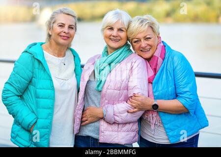 Gruppe lächelnder Frauen, die draußen stehen Stockfoto