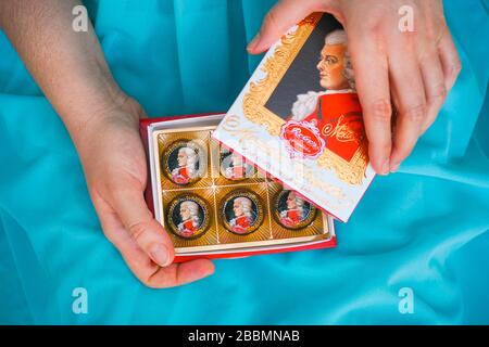 Tambov, Russische Föderation - 14. Februar 2020 Frau Eröffnungskasten von Mozart-Süßigkeiten. Stockfoto