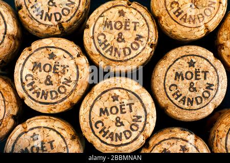 Tambov, Russische Föderation - 14. Februar 2020 EINE Menge Moet & Chandon Champagner Korken. Schwarzer Hintergrund. Stockfoto