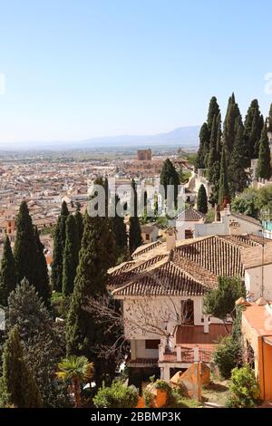 Granada, Andalusien, Spanien. Malerischer Luftblick über Granada vom Sabika-Hügel. Urlaubsziel.Panoramaaussicht. Stockfoto