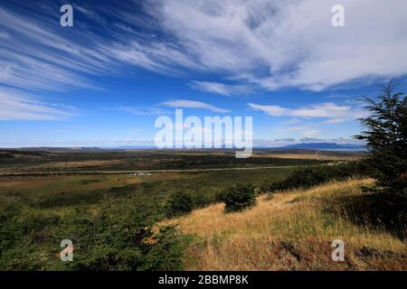 Blick auf die patagonische Steppe von Mirador Cerro Dorotea, Puerto Natales Stadt Patagonia, Chile, Südamerika eine einfache halbtägige Wanderung zu einem Felsvorsprung Stockfoto