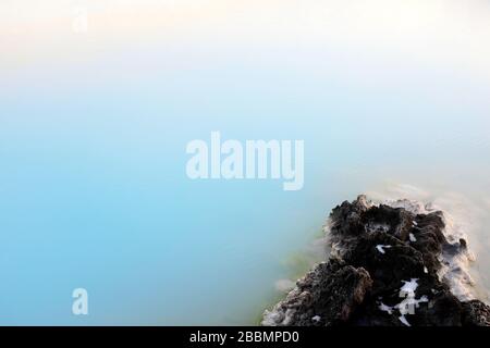 Felsiger Rand der Blauen Lagune in Island im Winter mit etwas Schnee bedeckt. Stockfoto