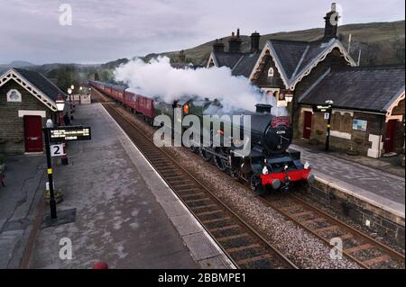 Das Dampf-Spezialfahrzeug "Bahamas Railtour", das von den Bahamas transportiert wird, 45596, wurde hier am frühen Abend im Settle Station, 22. Februar 2020, gesehen. Stockfoto