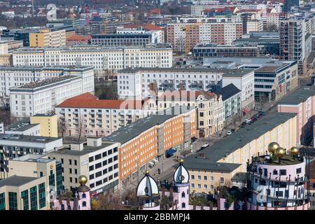 26. März 2020, Sachsen-Anhalt, Magdeburg: Rundblick über die Landeshauptstadt Sachsen-Anhalt. Ganz vorne die Grüne Zitadelle, ein von Friedensreich Hundertwasser gestaltetes Gebäude, das 2005 fertiggestellt wurde. Foto: Klaus-Dietmar Gabbert / dpa-Zentralbild / ZB Stockfoto